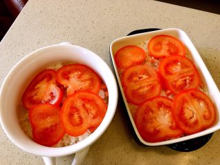 火腿芝士焗饭,铺上番茄