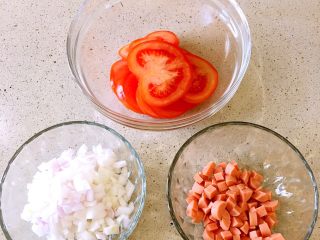火腿芝士焗饭,准备食材：番茄切成薄片，洋葱和火腿切成丁。
