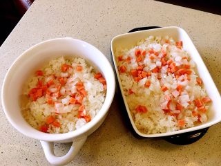 火腿芝士焗饭,将米饭铺在碗底，再铺上炒好的食材
