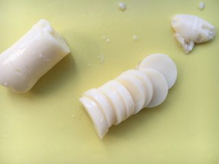 芙蓉豆腐,均匀地切薄片，去除头尾部的豆腐