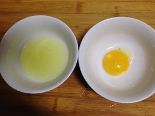 脆皮炸鲜奶,将蛋黄和蛋清分开备用