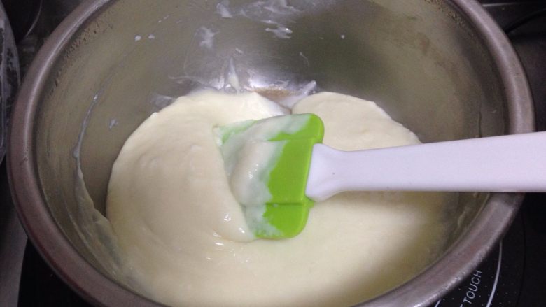 脆皮炸鲜奶,加入蛋清，迅速拌匀成奶糕关火放凉