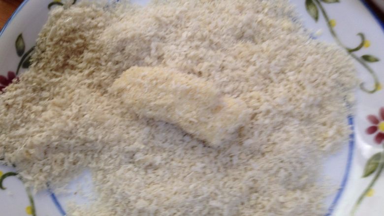 脆皮炸鲜奶,然后裹上面包糠（用手轻轻压一下，这样面包糠会沾的牢一些）