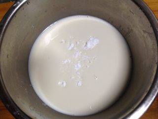 脆皮炸鲜奶,容器里倒入细砂糖、炼奶、玉米淀粉加入纯牛奶，拌至细砂糖融化