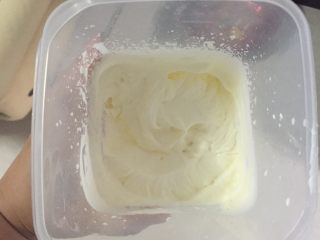 榴莲千层蛋糕,将淡奶油，加入细砂糖，打发至湿性发泡。