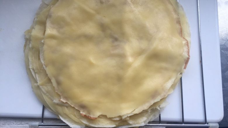 榴莲千层蛋糕,这个我是跟厨房的网友学的，用微波炉的烤架，来晾皮，皮稍微有点厚，大家见谅啊。