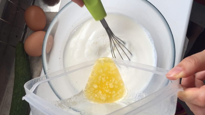 榴莲千层蛋糕,将黄油隔水加热，融化后，放入牛奶中，不停地搅拌。