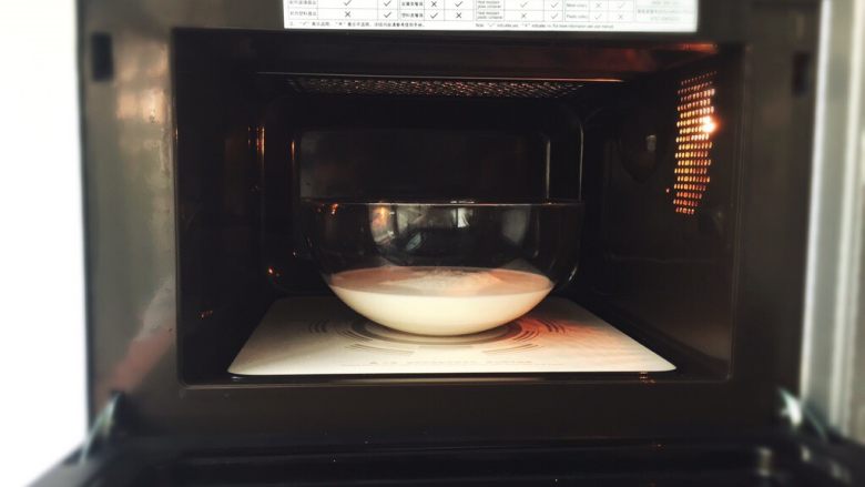 榴莲千层蛋糕,可以隔水加热，我比较懒，微波炉加热了，哈哈，只需要40秒
