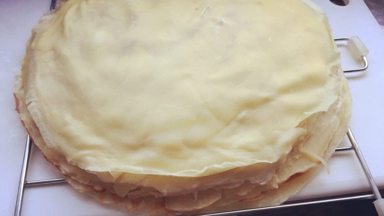 榴莲千层蛋糕,将奶油和榴莲涂抹均匀在每一层皮上。