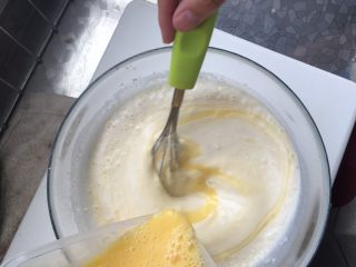 榴莲千层蛋糕,将鸡蛋倒入，不停地搅拌。
