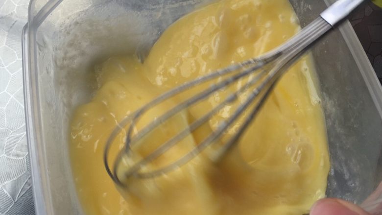 榴莲千层蛋糕,将鸡蛋搅拌，打散，搅拌均匀