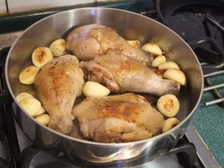 大蒜炖鸡,将鸡肉放回锅中。