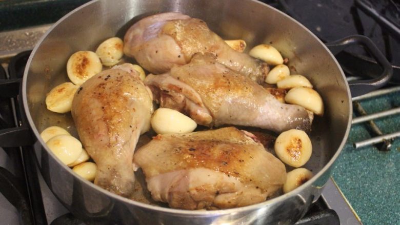 大蒜炖鸡,将鸡肉放回锅中。