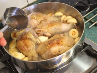 大蒜炖鸡,加入鸡高汤。