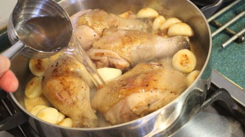 大蒜炖鸡,加入鸡高汤。