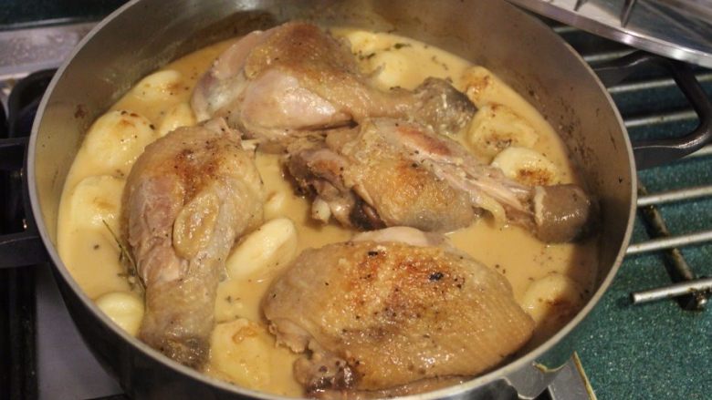 大蒜炖鸡,以盐和胡椒做最后调味。