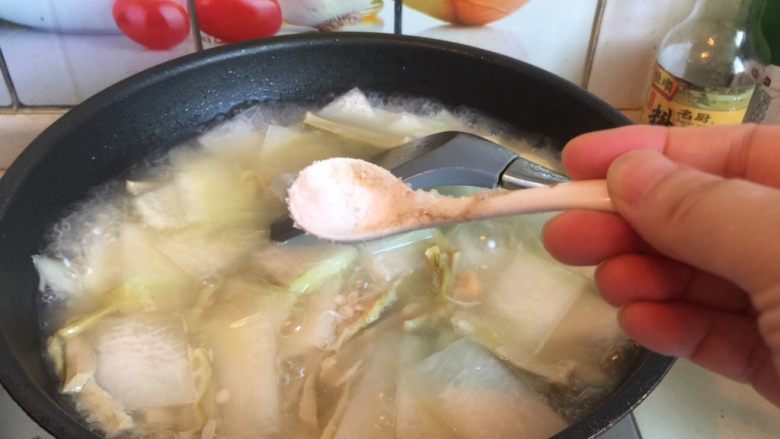扁尖干贝冬瓜汤,煮至冬瓜发软后加盐调味