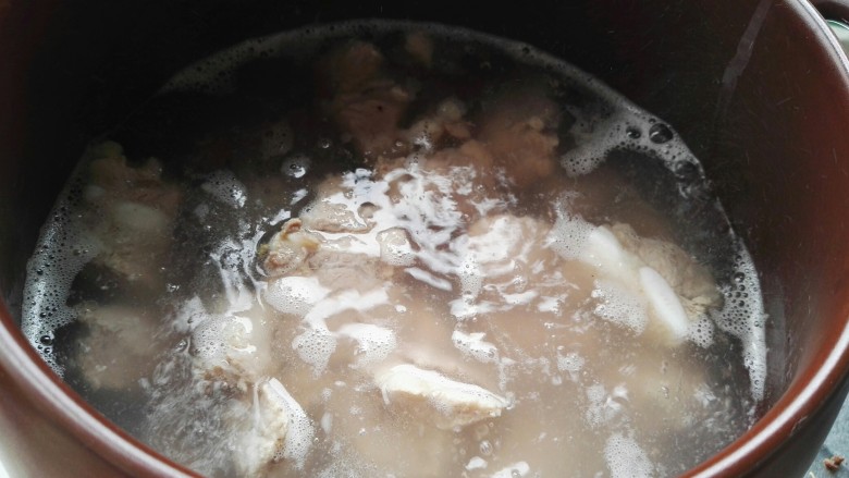 砂锅清炖排骨土豆,排骨加料酒焯水的同时，砂锅加水加料盒煮开。把焯水后的排骨捞到砂锅中，转最小火慢炖。`