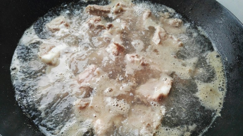 砂锅清炖排骨土豆,稍煮会，把血沫撇出来。