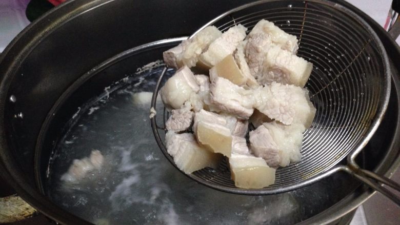 小土豆炖肉,五花肉放入冷水中煮开焯水（捞出肉时，一定要大火从中间捞，这样可以避免捞出浮沫)