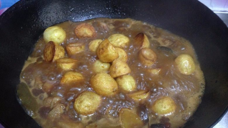 小土豆炖肉, 猪肉炖至8成熟时倒入小土豆，加入盐调味