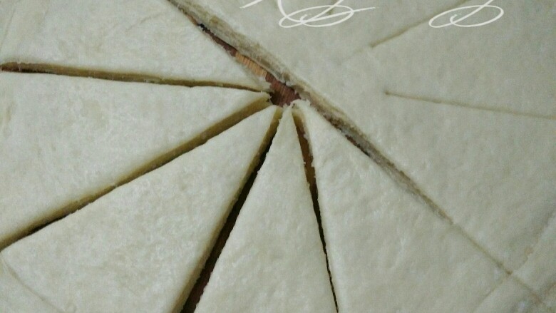 椰蓉手撕面包,切开成等份的三角形。