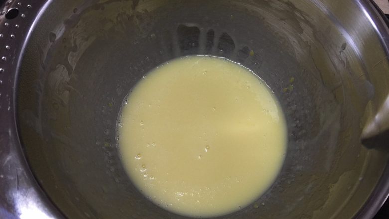 #吐司新吃法之六#岩烧奶酪片, 将奶油溶液加入芝士溶液中，搅拌均匀，形成芝士溶液