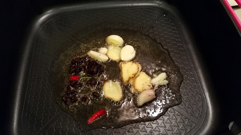 罗勒叶香辣（微辣）海瓜子,热锅冷油，放入大蒜，生姜，辣豆豉，小米椒爆香