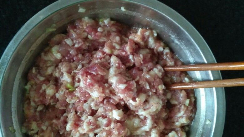 珍珠糯米丸子,搅拌均匀，直到肉馅上劲备用。