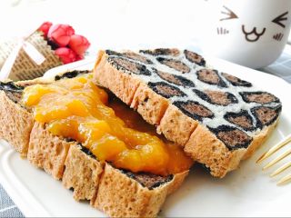 豹纹吐司,涂上芒果果酱就是美味又漂亮的营养早点。野性貌美的豹纹吐司，超级可爱又有种时尚感。