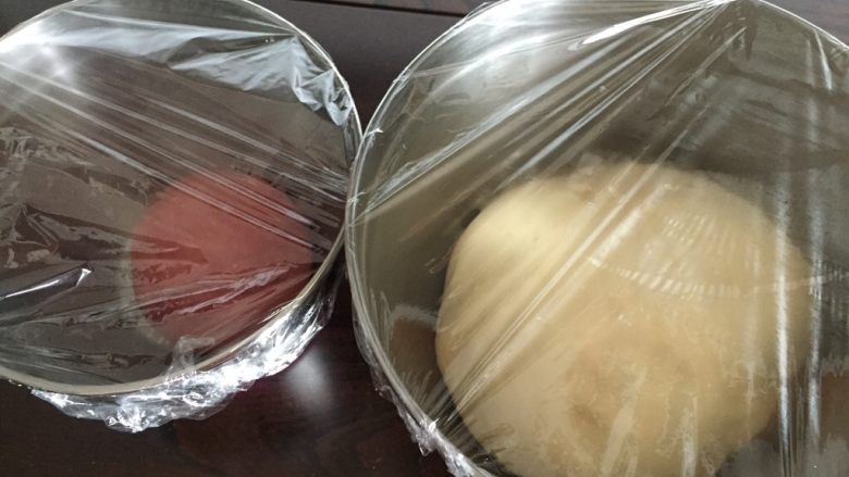 双色梅花吐司,两个面团放在容器里蒙上保鲜膜放在温暖处进行基础发酵，室温28度左右。