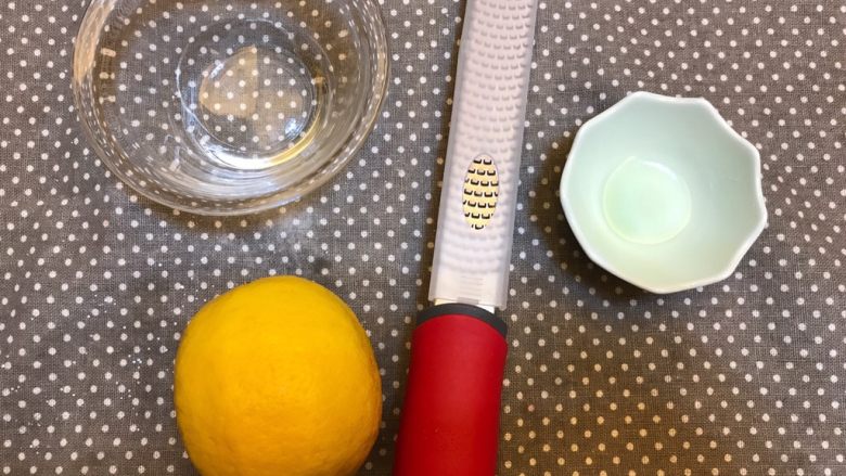 清爽甜点《柠檬Oreo芝士蛋糕》【蛋糕】,柠檬🍋擦干水，刮柠檬皮屑，注意不要刮到白色部分，会苦的，如果你用青柠檬也是可以滴。取一半柠檬榨汁。