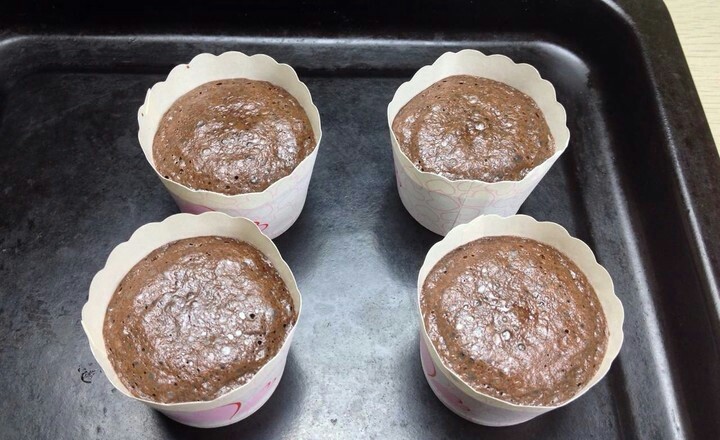 巧克力熔岩蛋糕,烤箱预热150度，120度烤8-10分钟