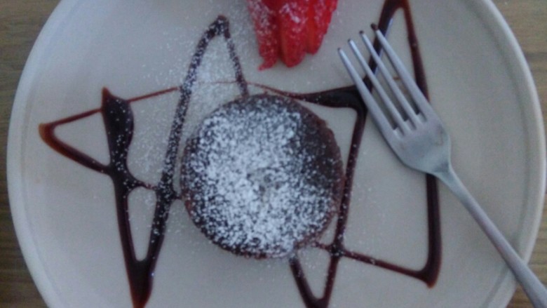 巧克力熔岩蛋糕,撒上糖分装饰同时可增加甜度