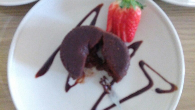 巧克力熔岩蛋糕,用叉子或小勺由上而下轻轻割下，熔岩喷涌而出，尽情享受吧