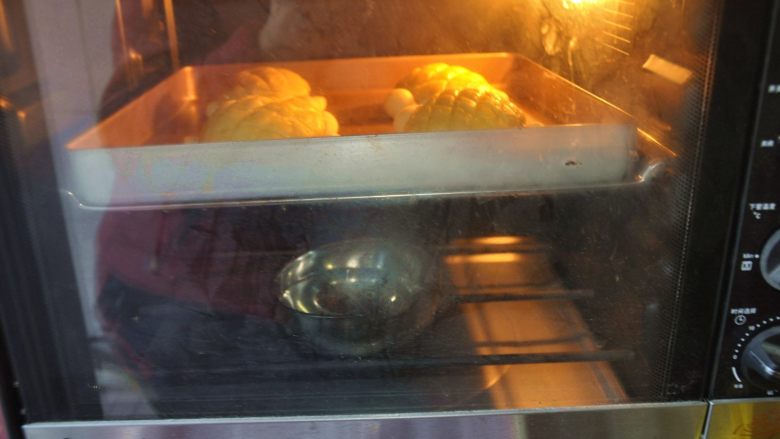乌龟菠萝包,15、将烤箱设置发酵，最下层放一碗水，进行二次发酵20分钟