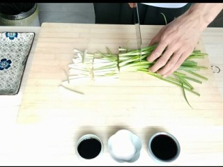 自制葱油+拌面,把香葱切成10厘米小段。