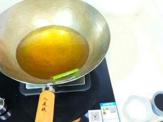 自制葱油+拌面,锅里放油，丢一个葱叶，葱叶冒泡了，就可以放葱段炸了。