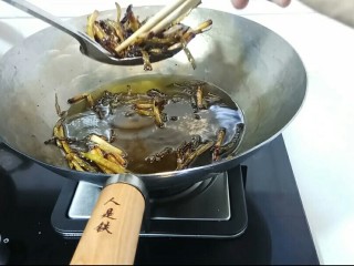 自制葱油+拌面,把葱段捞出来，可以留着拌面吃，特别香。