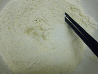苦瓜发面饼,面粉中加入酵母，白糖，混合。