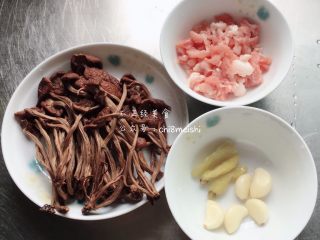 茶树菇炒肉,准备食材如图