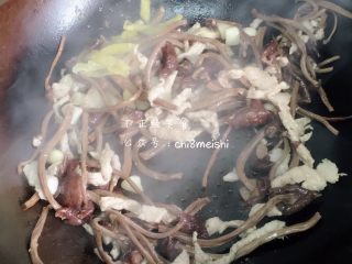 茶树菇炒肉,下入泡椒翻炒，出锅前放入盐和生抽