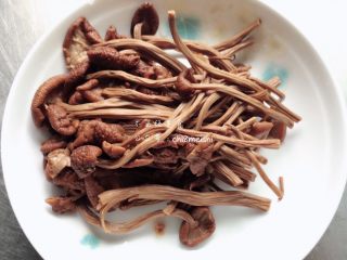 茶树菇炒肉,干茶树菇要提前用温水泡软，切除底部的蒂子