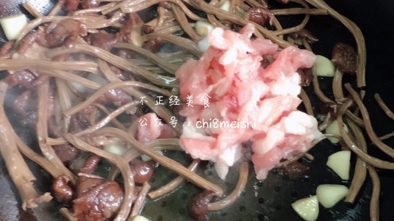 茶树菇炒肉,下入猪肉丝，炒至变色