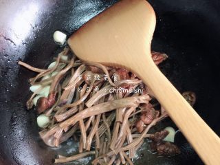 茶树菇炒肉,下入茶树菇翻炒