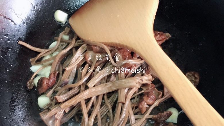茶树菇炒肉,下入茶树菇翻炒