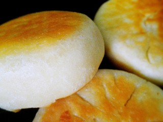 苦瓜发面饼,在锅里也可以来张特写，已经可以看出起酥了。