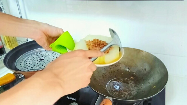 水晶冬瓜香肉,蒸好后，把多余的汤汁倒进锅里。