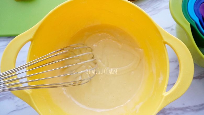 柠香黄桃玛德琳蛋糕,继续搅拌均匀成浓稠的面糊。盖好保鲜膜放冰箱冷藏一小时至一晚上。