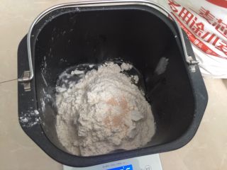牛肉飞饼,将油、盐、清水、面粉、干酵母粉放入面包机中